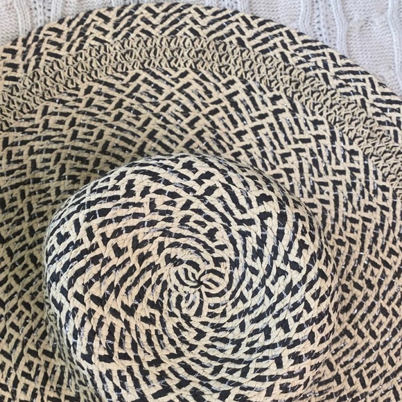 Straw Women’s Beach Hat - Picture 3 of 3